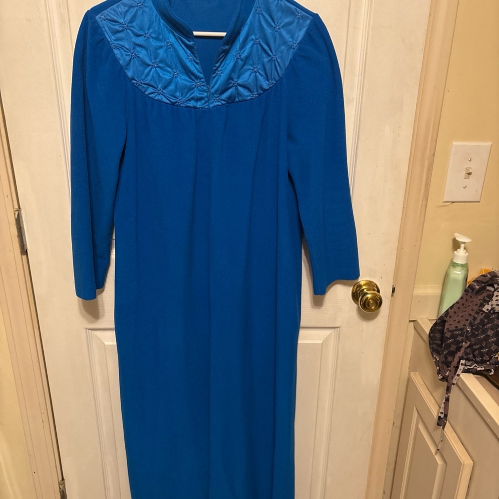 Women’s vintage vanity fair gown/ lounge wear size medium